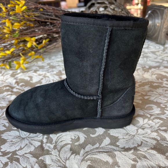 UGG AUSTRALIA Classic II Boot kids size 1 - Picture 3 of 10